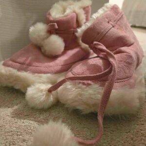 Warm baby pink fluffy slippers NWOT